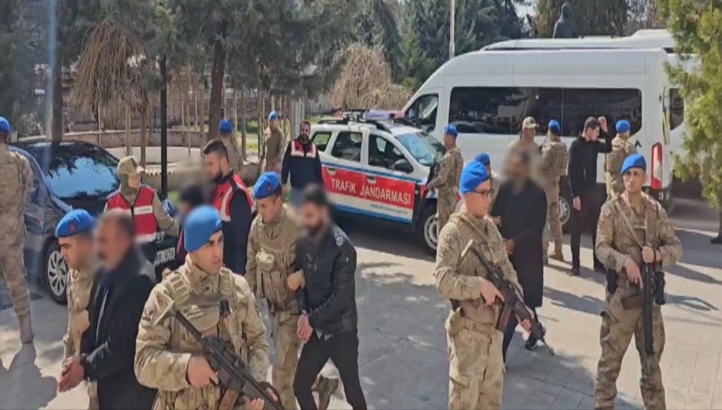 Mehmet'in Ölümü Üzerine Gözaltılar: Adalet Arayışı mı, Baskı mı? 71 mehmetin vefatina 12 tutuklama pmd5BBvz