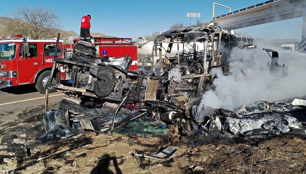 Meksika'da Otobüs Faciası: Ölü sayısı 18'e Yükseldi 71 meksikada otobus faciasi 18 kisi oldu 29 kisi yaralandi aXujDm2L