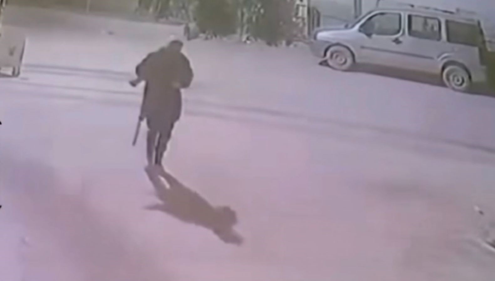 Mertcan Cinayeti: Av Tüfeğiyle Görüntülenen Şüpheli, Soru İşaretlerini Artırıyor 71 mertcan cinayetinde birzanli sirtinda av tufegiyle kameralara yakalandi p7ivzC8Q