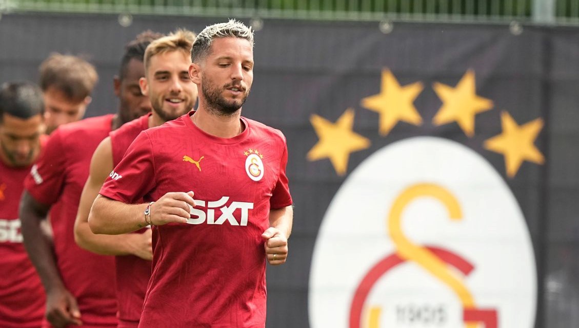 Mertens'ten Jübile Sinyali: Saha Kenarında Yeni Bir Yıldız Doğuyor mu? 71 mertens galatasaraya veda ediyor dunyaca unlu teknik yoneticinin yaninda hocaliga birinci adim 11IQQW3z