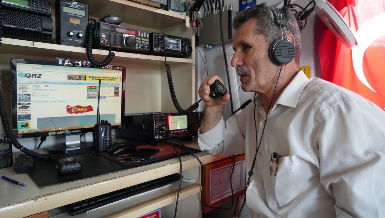 Evinde Radyo İstasyonu Kurarak 180 Ülke ile Bağlantı Kuruyor: Bir Hobinin Sınırları Aşan Yolculuğu 71 meskenine hobi emelli telsiz istasyonu kurdu 180 ulke ile haberlesiyor Deh4qfdB