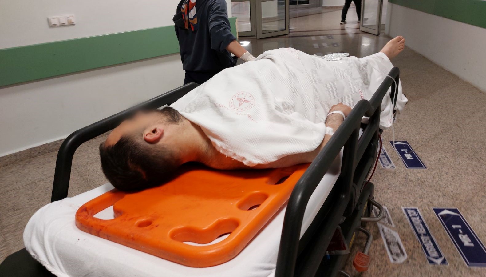 Mezalıkta Şiddetli İkram: Silahlı Saldırıda Dört Kişi Yaralandı 71 mezarlikta silahli taarruz 4 yarali ziQ9U7IQ