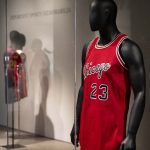 michael jordan ve kobe bryantin birinci nba formasi acik artirmada 20 milyon dolar qiOaSF2y