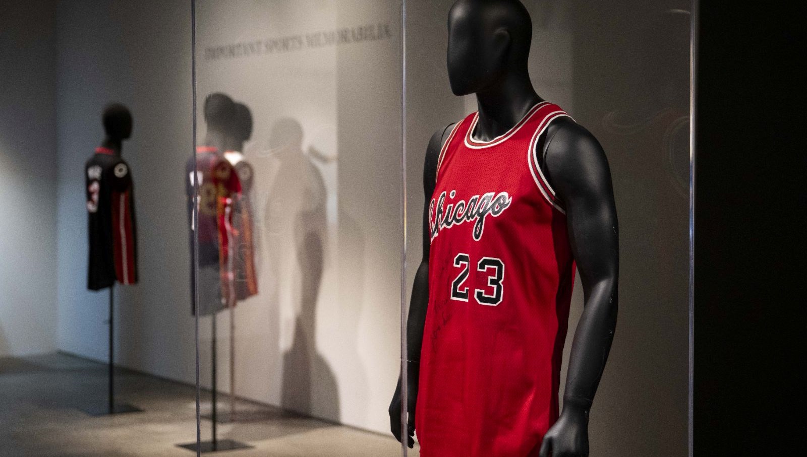 michael jordan ve kobe bryantin birinci nba formasi acik artirmada 20 milyon dolar qiOaSF2y