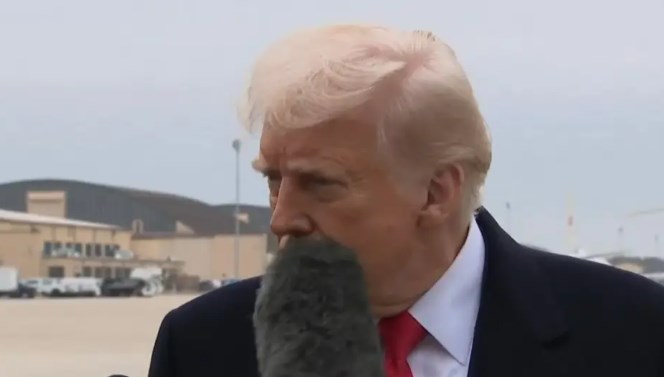 Mikrofon Kazası Trump'ı Kızdırdı: Muhabire Buz Kesti, Yayına Çıktı! 71 mikrofon trumpin agzina carpti muhabire karsit aykiri bakti bu gece televizyona cikti jJGQZvdd