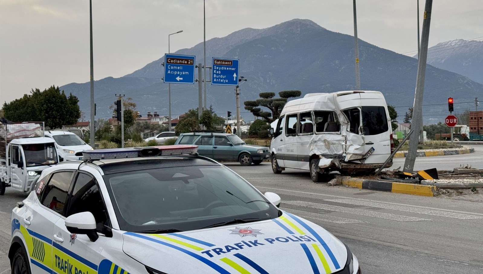 minibusle kamyon carpisti 4 yarali v1I3OgAs