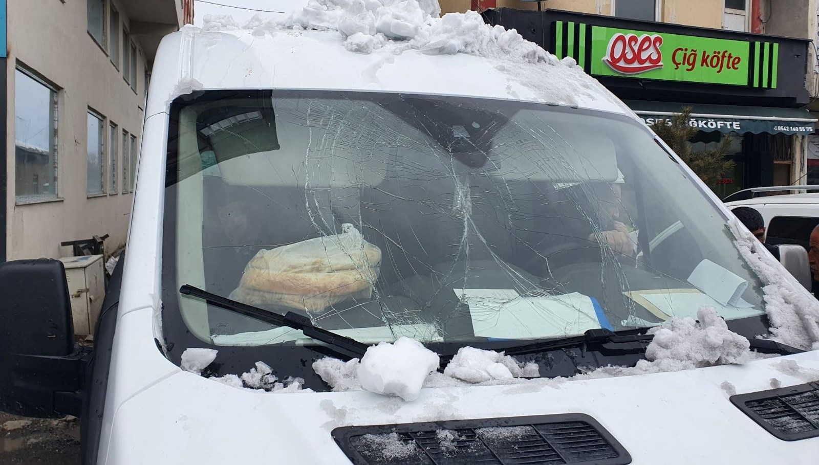 minibusun uzerine kar kutlesi dustu QAVSdIIp