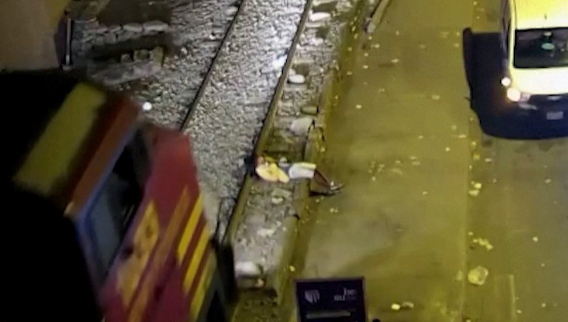 mucize kurtulus tren carptiktan saniyeler sonra kalkip yurudu Bgk96emv