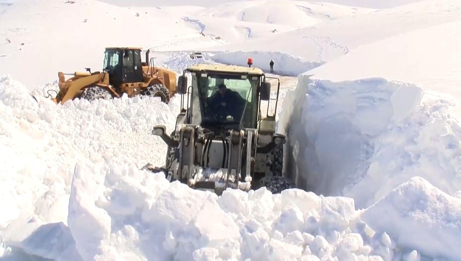 Muş'ta Kar Canavarı: 5 Metrelik Beyaz Esaret 71 musta kar kalinligi 5 metreyi buldu BjqswCqm