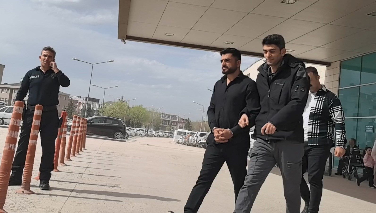 Fırıncı, Bayat Ekmek İsteyen Müşteriyi Kurşunladı 71 musterisini vuran firinci tutuklandi berbat uslupla ekmek satin almak istedi y6nLHISs