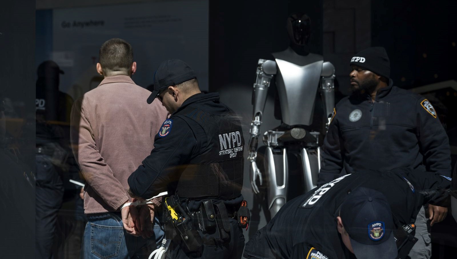 new yorkta elon musk protestosu tesla bayisine zorla giren gostericiler gozaltina alindi LfG2QRjg