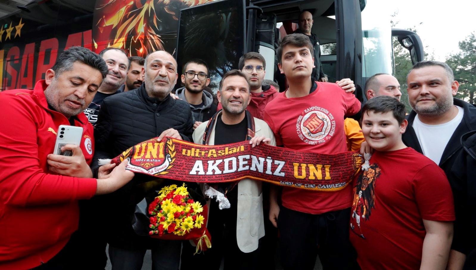 Okan Buruk'a Tribünden Destek: "Hocam Rahat Olun!" 71 okan buruk ile taraftarlar ortasinda dikkat ceken diyalog hocam rahat olun gDubGWIf