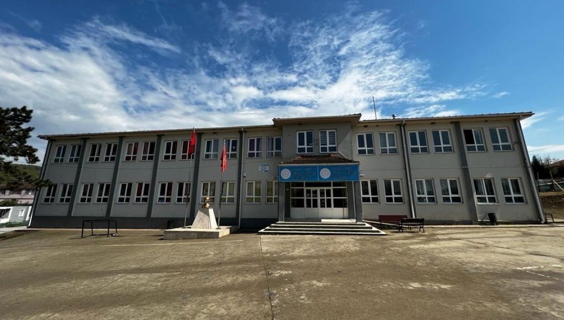 okul zilinden rahatsiz oldu muduru bicakladi CbtTMbF3