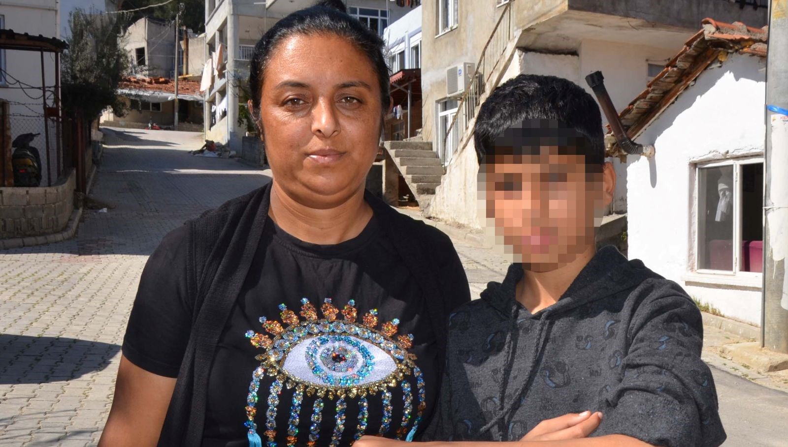 okulda siddet tezi cocugumu yere yatirip karnini cignemis