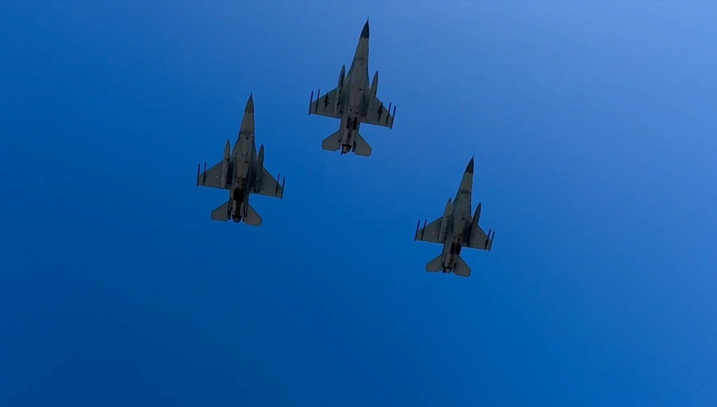 Osmaniye Semalarında F-16 Gösterisi: Gökyüzü Şenlendi! 71 osmaniyede f 16lardan kol ucusu YCavcgYC