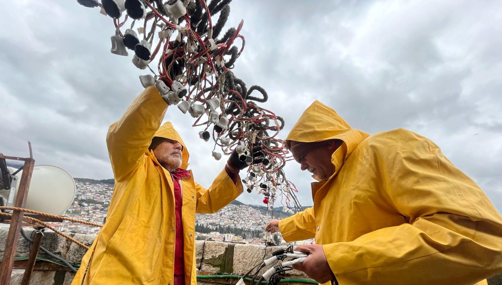 osmanli devletinde birinci sefer sultanahmet mescidine asilmis 70 metre yukseklikte mahya mesaisi A9UNW8TH