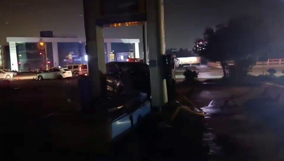 oteki aracla carpisip akaryakit istasyonuna daldi whjVirF8