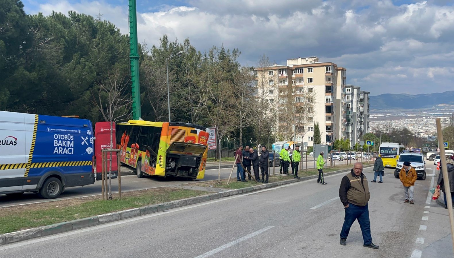 Otobüs Kontrolden Çıktı, Direk Son Durak Oldu 71 otobus direge carparak durabildi U6AGvm5t