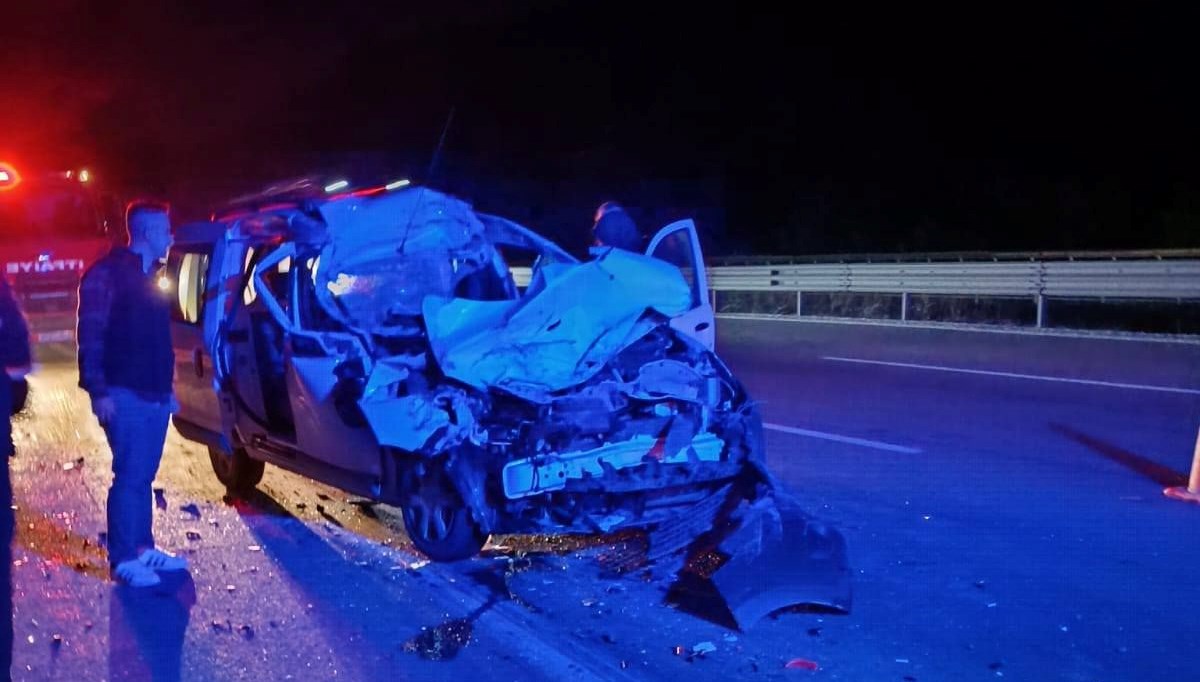 otoyolda feci kaza tira carpti hurdaya dondu sHie6L9y