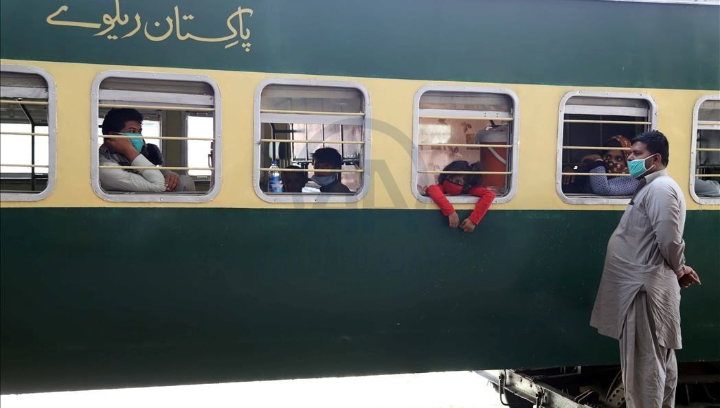 pakistanda trene atak 450 yolcu rehin alindi 5An5EnGF