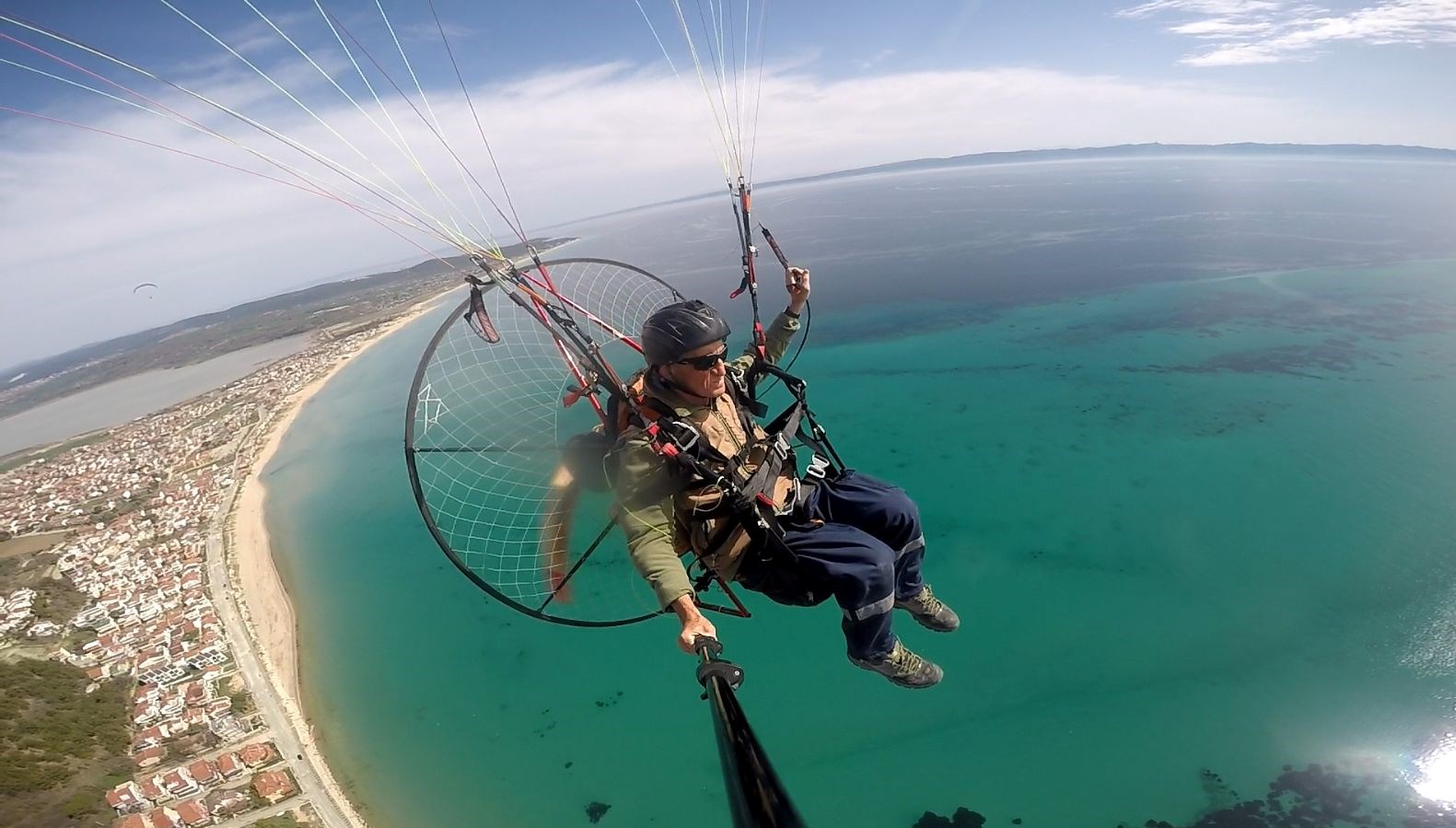 paramotorla 15 yildir havadan cektigi imajlarla bolgenin gorsel arsivini tutuyor hHW7E17N