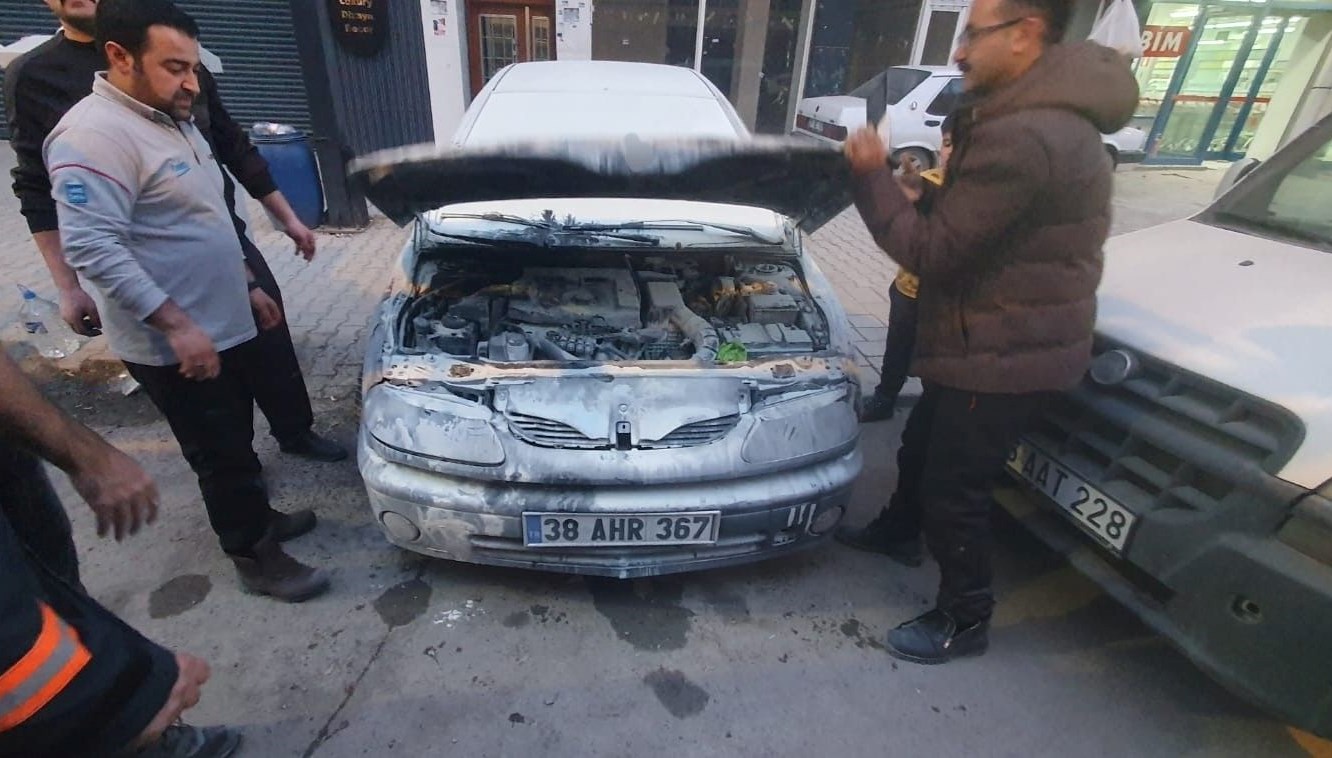 Park Halindeki Aracın Alevlerle Dansı 69 park halindeki araba alev aldi Mc4K8Wr6