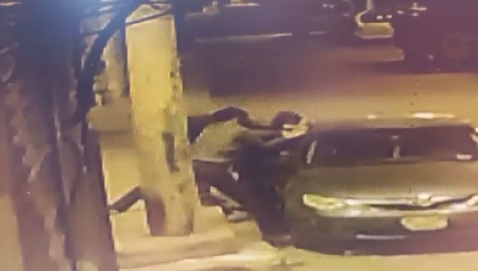 park halindeki arabanin camini kirdilar 8wRljNms