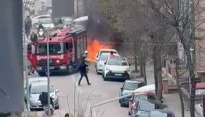 park halindeki arac alev aldi NaYFl3Ty