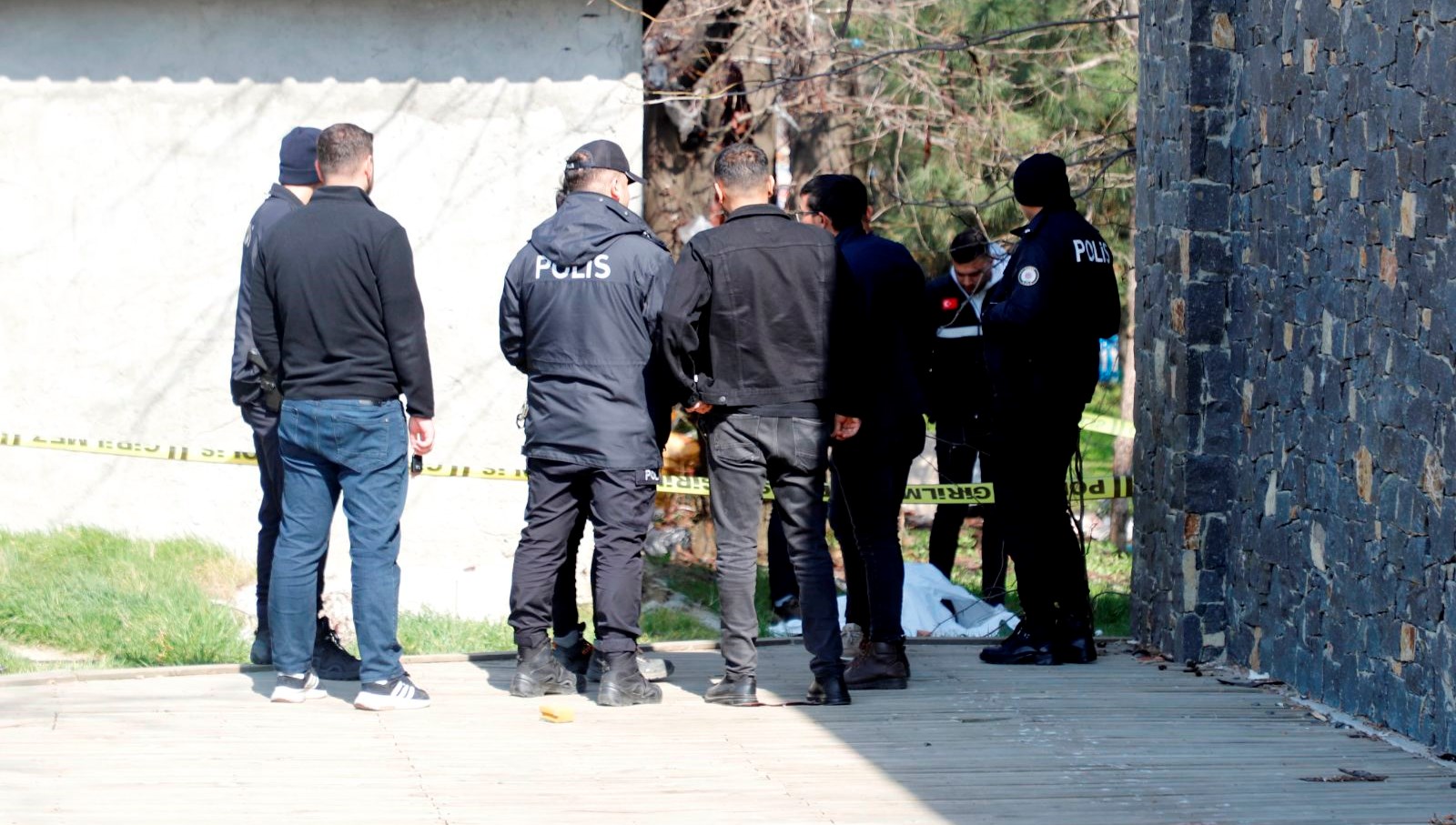 parkta meyyit bulundu Wnv9AH7S