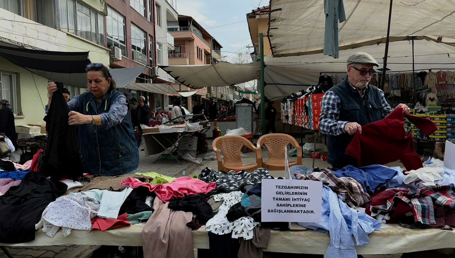 Merhamet Pazarı: İhtiyaç Sahipleri İçin Bedelsiz İyilik Tezgâhı 71 pazarda iyilik tezgahi muhtaclik sahipleri fiyatsiz olarak aliyor klidzqrn