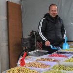 pazarin en renkli tezgahi 30 cesidi var 7 ay su icinde bekliyor CWLwFJwt