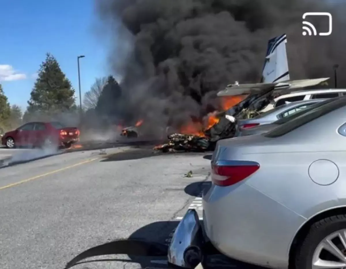 Pensilvanya'da Kontrolden Çıkan Uçak Otopark Terörüne Neden Oldu 71 pensilvanyada kapisi acik havalanan kucuk ucak otoparka cakildi 7dwgeAlW