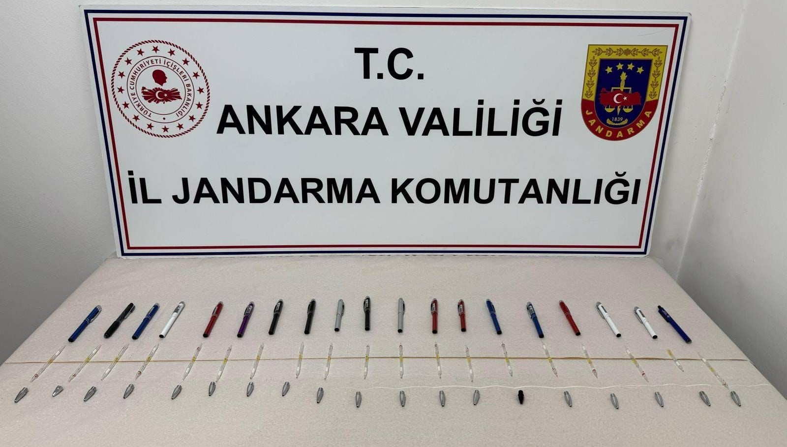 6 Milyonluk Zehir Operasyonu: 19 Tüp Kobra Zehri Ele Geçirildi! 71 piyasa kiymeti 6 milyon tl 19 tup kobra zehri bulundu LsMiOlqf