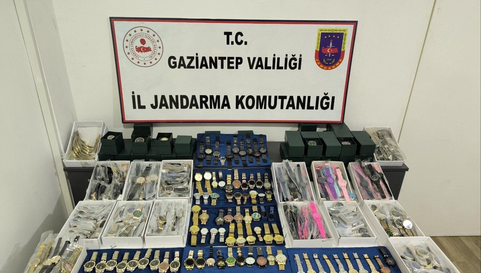 Gaziantep'te Milyonluk Saat Vurgunu: Kaçak Operasyonu! 71 piyasa pahasi 3 milyon lira gaziantepte kacak saat operasyonu TYZAMUfq