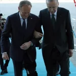 polonya basbakani tusk kirik ayakla turkiyeye geldi erdogan koluna girdi qMcK2GPX