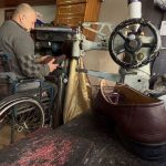 puruzu nedeniyle ayakkabi giyemiyor lakin 30 yildir tamir edip gecimini sagliyor JurN1SUz