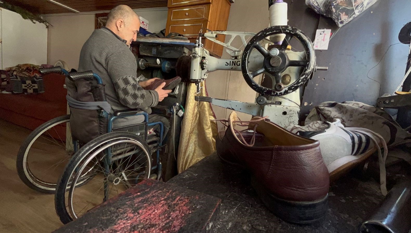 puruzu nedeniyle ayakkabi giyemiyor lakin 30 yildir tamir edip gecimini sagliyor JurN1SUz