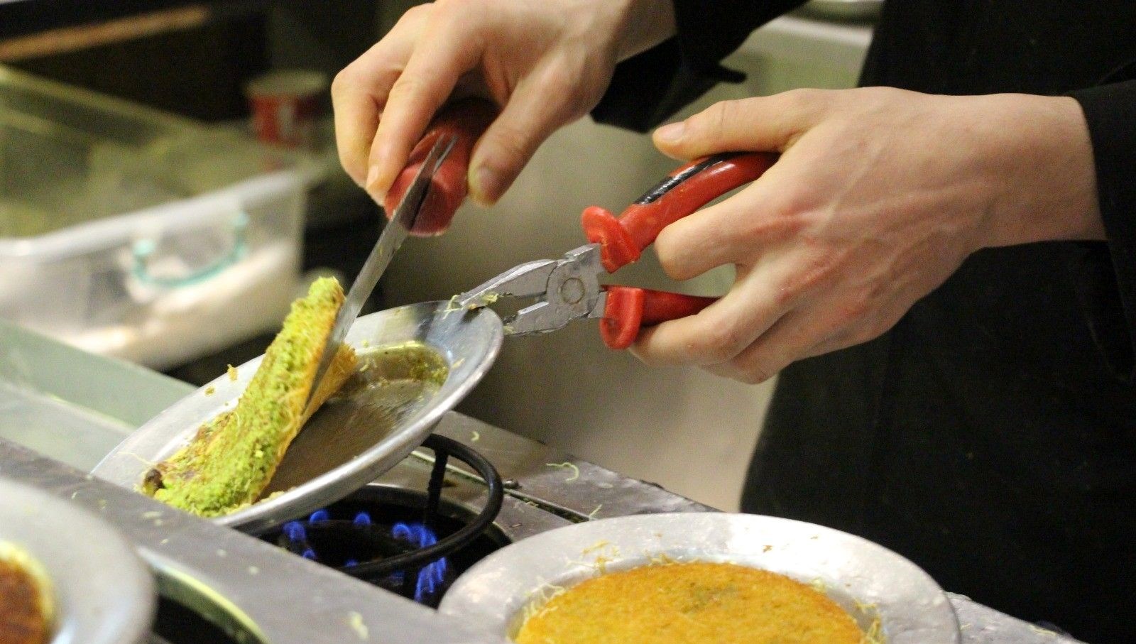 Ramazan Sofralarının Yıldızı: Fiyatı Dudak Uçuklatan Tatlılar! 71 ramazanda en cok tercih edilen tatlilar ortasinda kilosu bin 100 liradan basliyor BBY5nl4Y