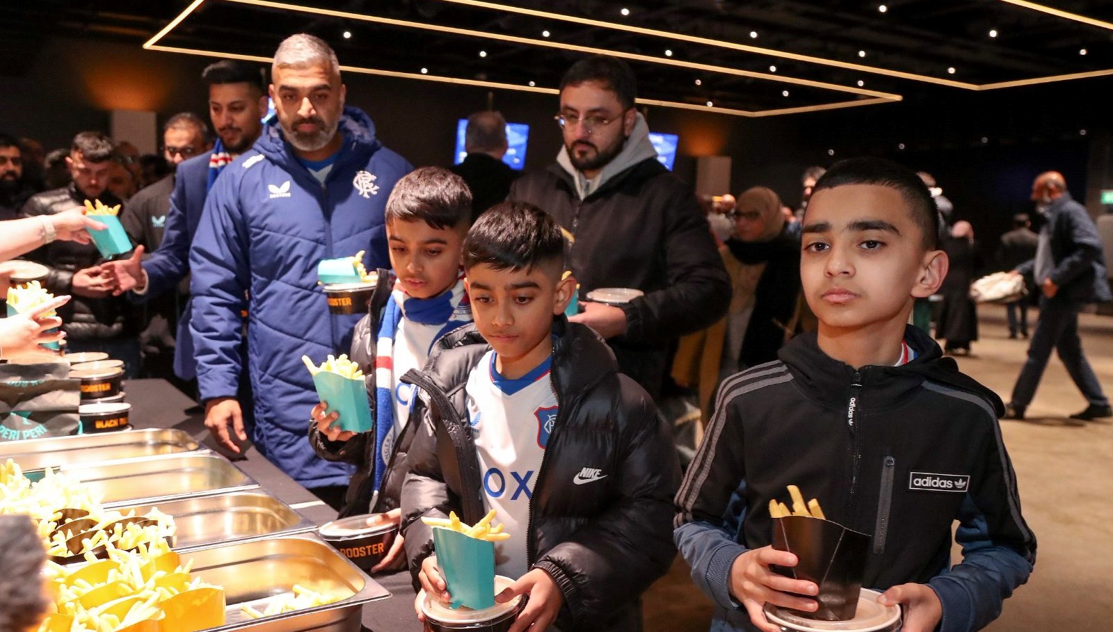 Rangers'dan İftar Sofrası: İhtişamlı Stadyumda Kardeşlik Buluşması 71 rangers kulubu stadyumda iftar verdi 8ApK7Bui
