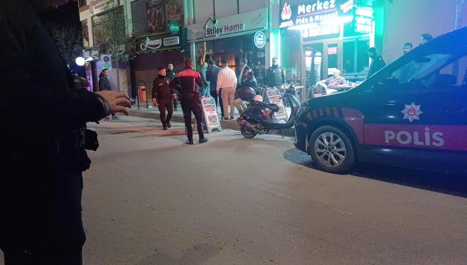 Restoranda Kanlı Gece: Bıçaklar Konuştu, 1 Ölü, 3 Yaralı 71 restoranda bicakli hengame 1 meyyit 3 yarali kqURXmzb