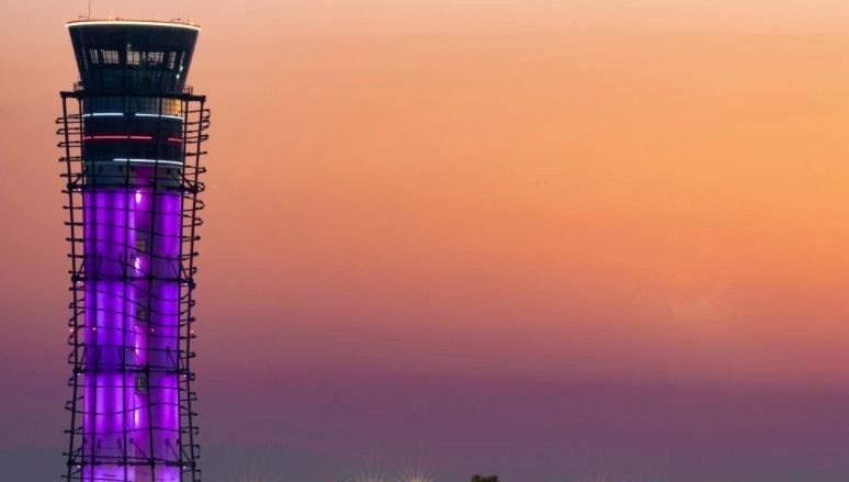 Sabiha Gökçen'in Denetim Kulesi 8 Mart'ta Kadınlara Işık Tutuyor 71 sabiha gokcende denetim kulesi 8 mart icin aydinlatildi