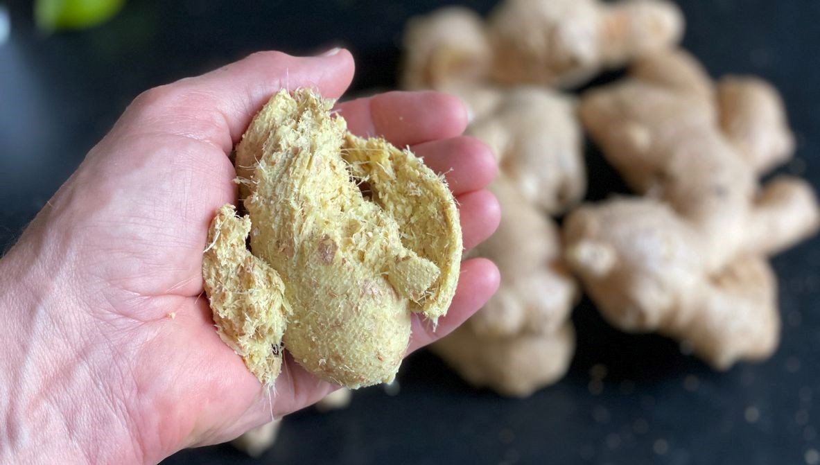 Zencefil İksiriyle Saçlarınızı Güçlendirin: Haftada Sadece İki Kezle Fark Yaratın! 71 sac icin zencefil pak ve guclu saclar icin haftada 2 defa yapmak yetiyor Fg88jREE