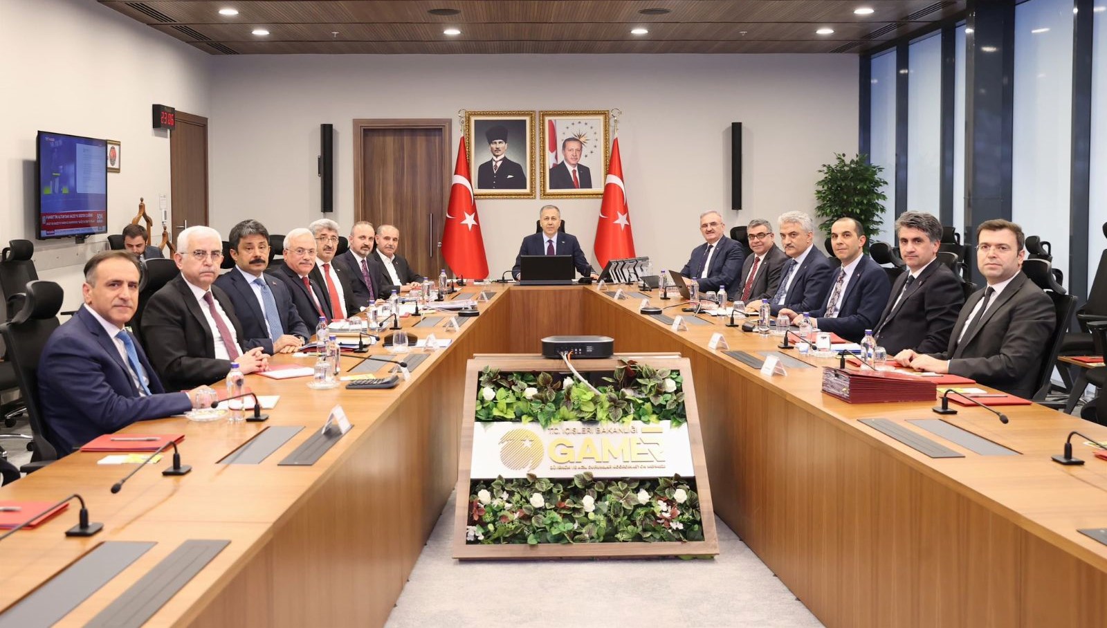 Sokak Canları İçin Kritik Zirve: Bakan Yerlikaya'dan 51 İl Valisine Özel Görüntülü Konferans 71 sahipsiz sokak hayvanlari bakan yerlikaya 51 ilin valisiyle goruntu konferans gerceklestirdi 68YvPFMN