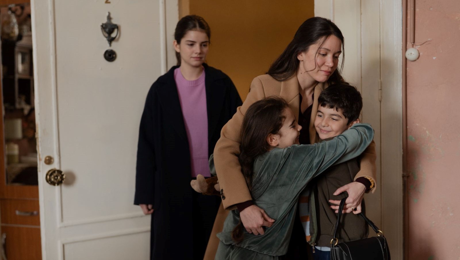 sahipsizler 16 kisimda neler olacak azize ve devran ortasinda ipler geriliyor yNPHV2kI