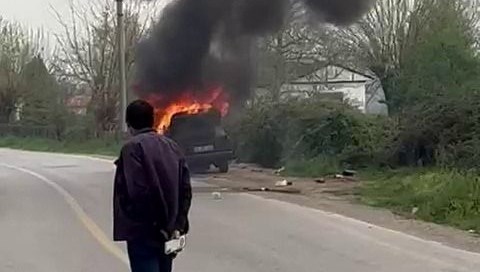 Sakarya'da Yanan Otomobil Kül Oldu 71 sakaryada alev alan araba kullanilamaz hale geldi bU2fjv3a