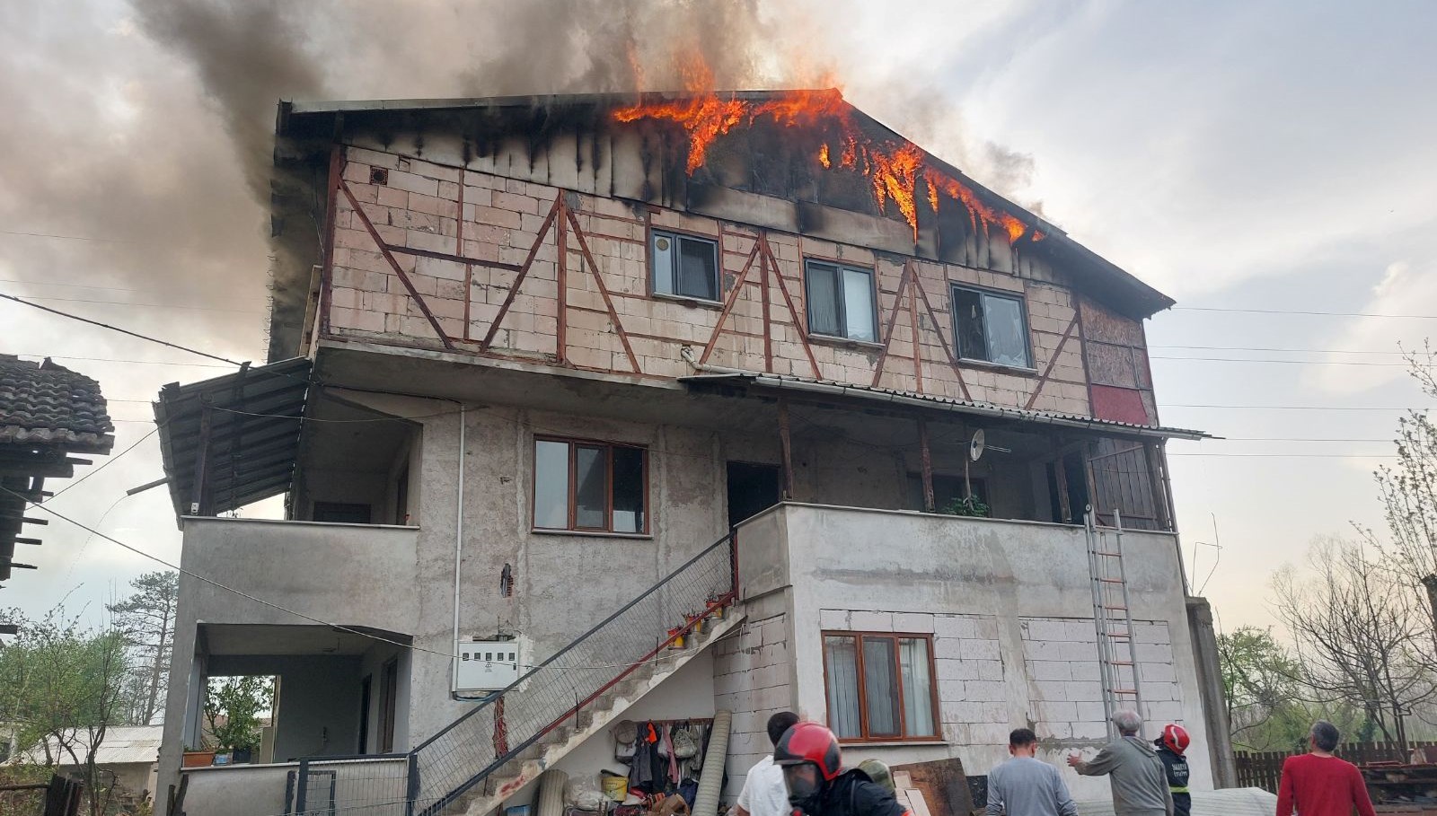 sakaryada3 katli konutun son kati alev alev yandi tepiztBh