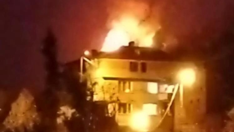 saman dolu cati yandi mahalleli sokaga dokuldu 8ibF8yz7