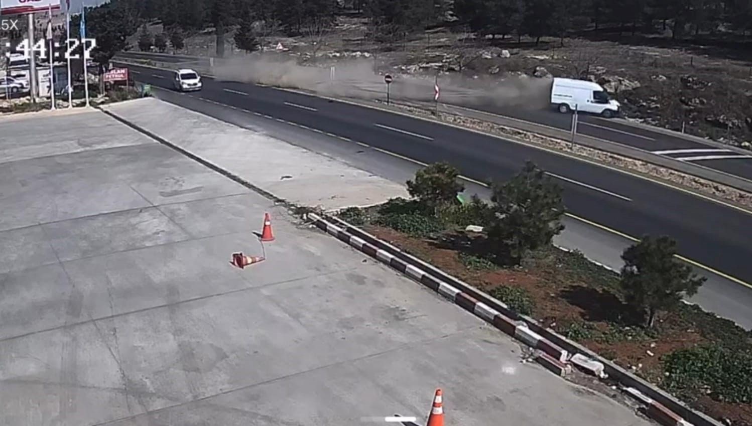 sanliurfada minibus kayaliklara carpti 2 yarali 6bca6K8i