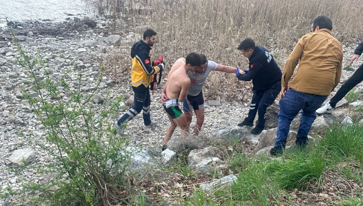 sapanca golunde kano alabora oldu 5 kisi kurtarildi 2 sportmen kayip
