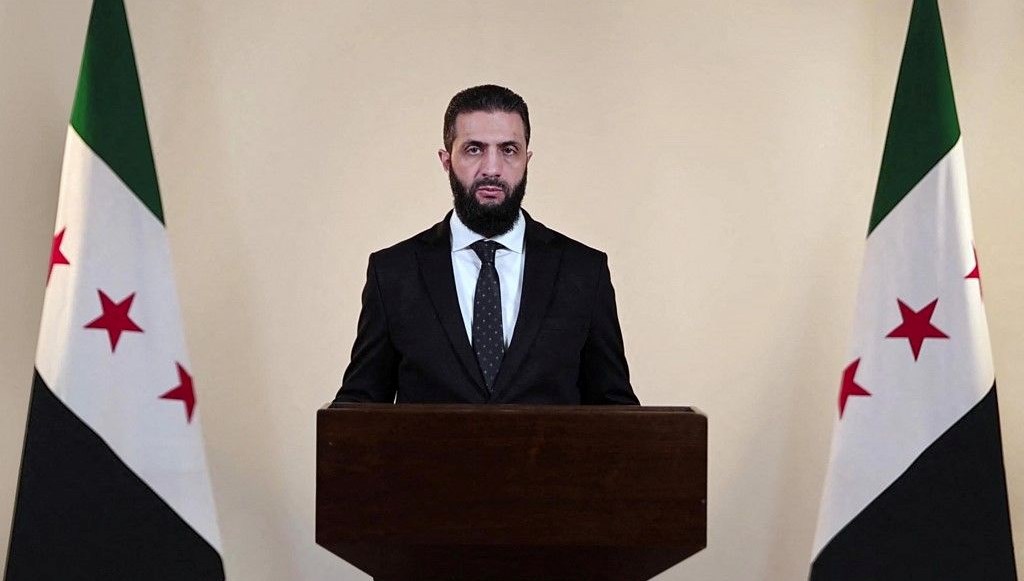 Suriye'de Geçici Anayasa Şafak Söküyor: Şara'nın İmzasıyla Yeni Bir Dönem mi Başlıyor? 71 sara imzayi atti suriyedegecici anayasayururlukte 4HJsjylq